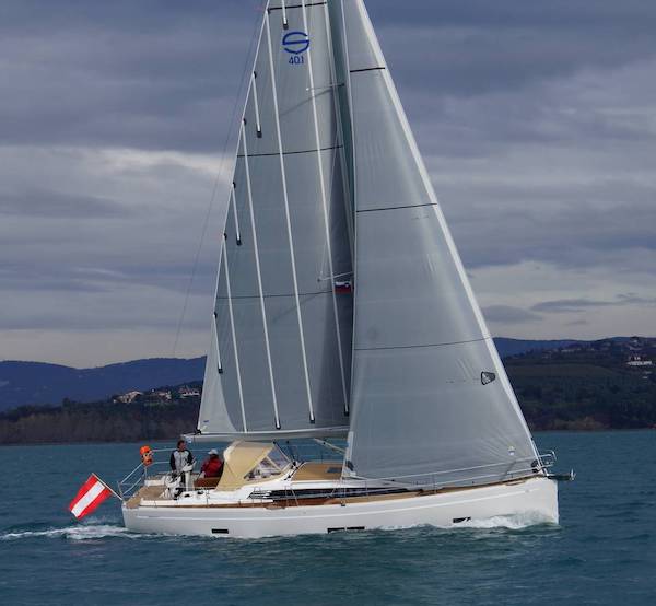 Sunbeam 401 sailboat under sail