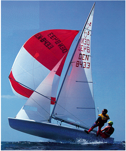 505 sailboat under sail