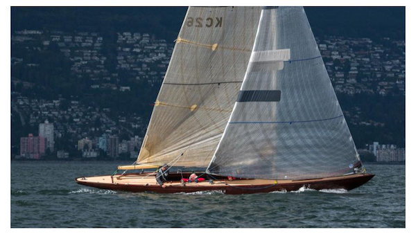 6 meter international sailboat under sail