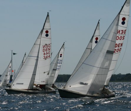 International 806 sailboat under sail