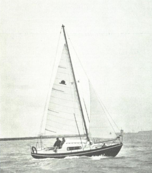 Horizon van de stadt sailboat under sail