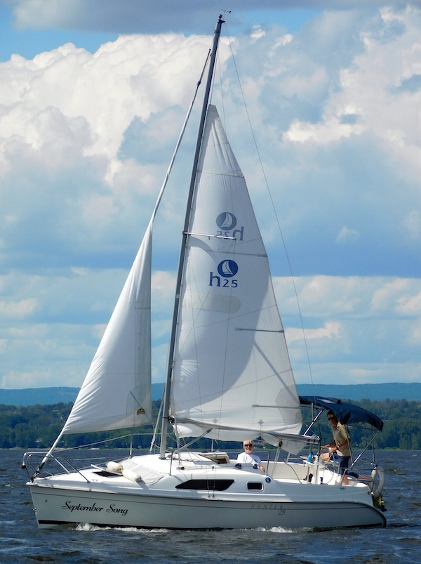 Hunter 25 2 sailboat under sail