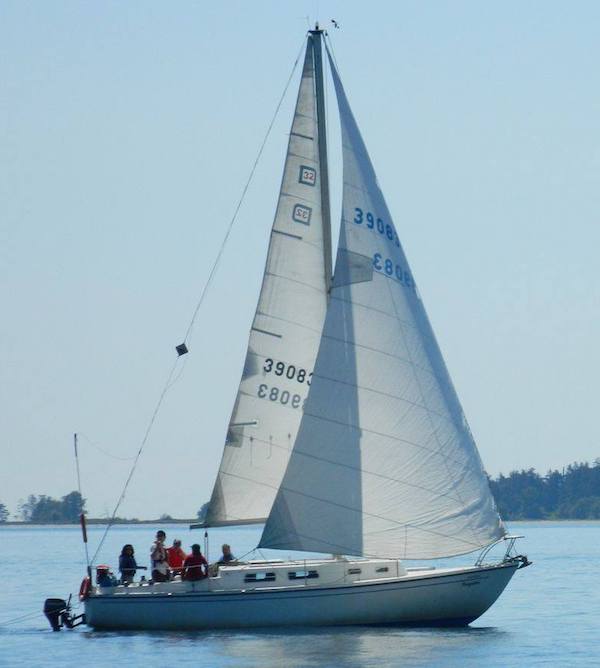 Discovery 32 2 sailboat under sail