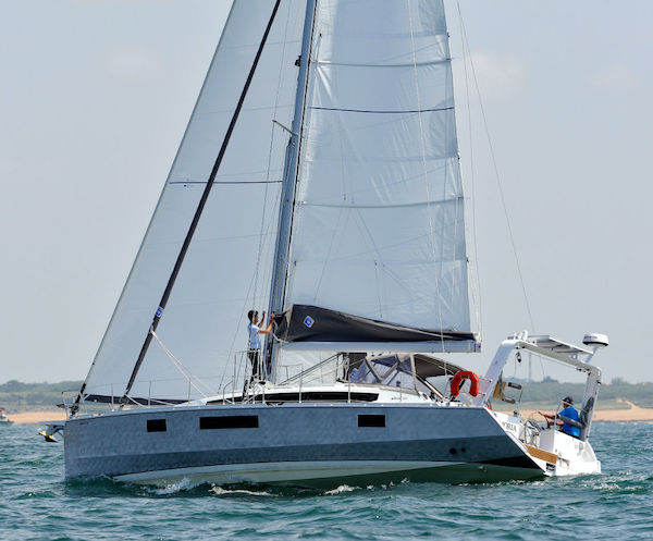Ovni 450 sailboat under sail