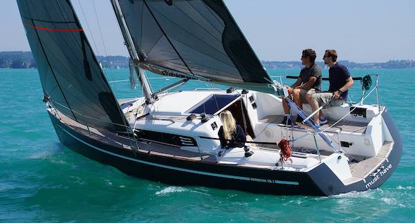 Sunbeam 281 sailboat under sail