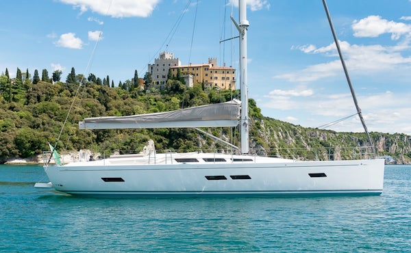 Italia 1598 sailboat under sail