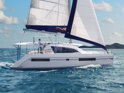 Moorings 4000 (2005-2009) sailboat under sail