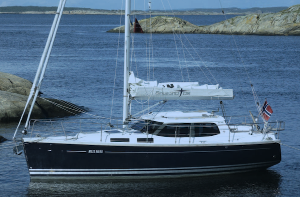 Sirius 310 ds sailboat under sail