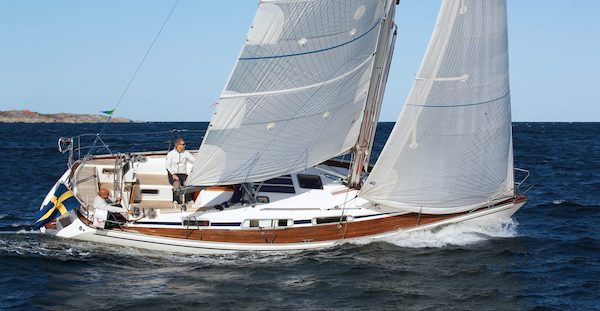 Linjett 37 sailboat under sail