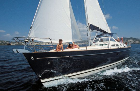 Oceanis 42 cc Beneteau sailboat under sail