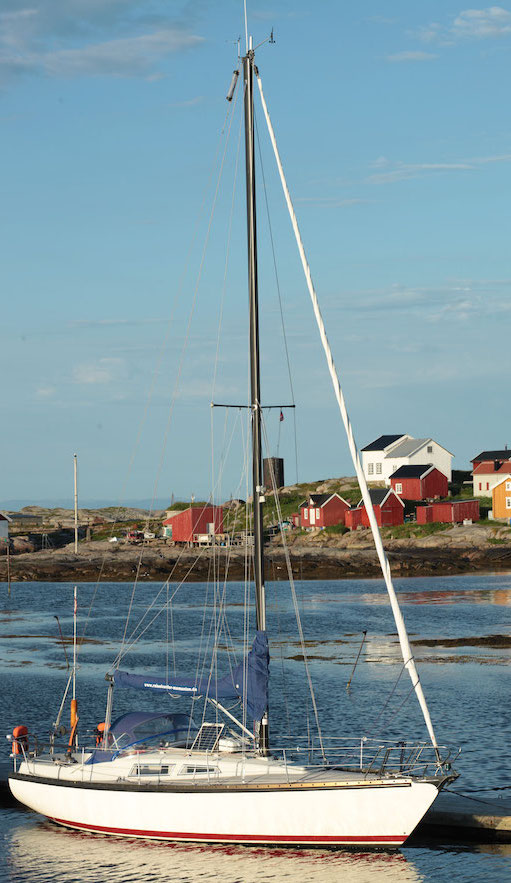 Hornet 32 sailboat under sail