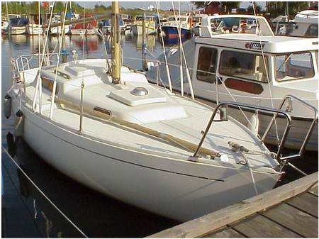 Viggen 23 albin sailboat under sail