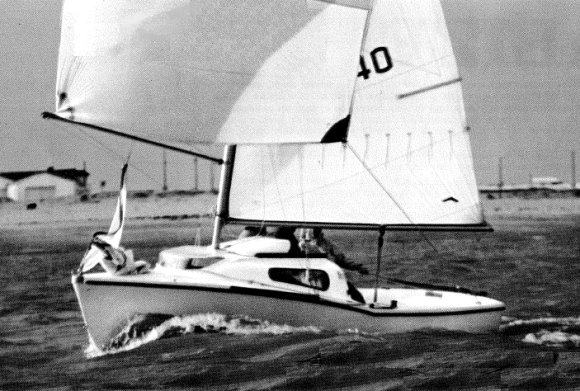 Alize 20 jeanneau sailboat under sail