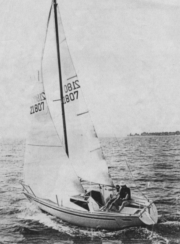 American 21 sailboat under sail