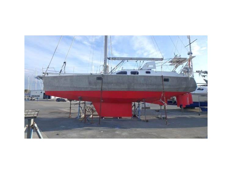 Atlantis 430 sailboat under sail