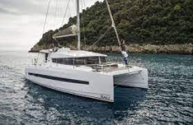 Bali 4.2 sailboat under sail