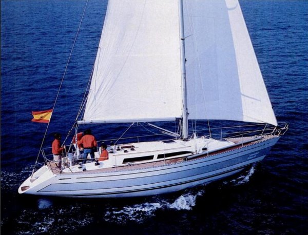 Belliure 25 sailboat under sail