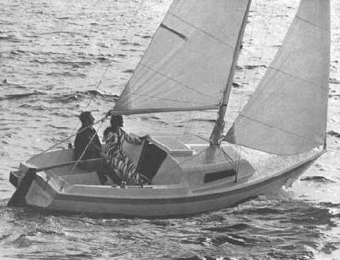 Cal 21 sailboat under sail