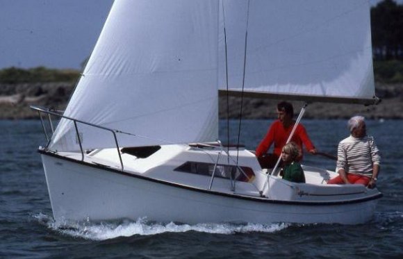 California 550 Beneteau sailboat under sail