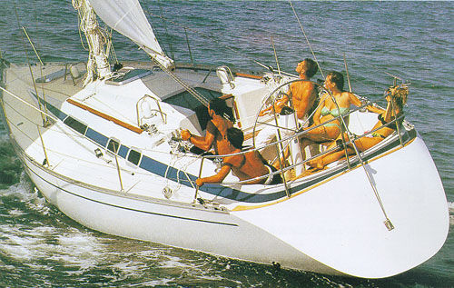 Comet 375 sailboat under sail