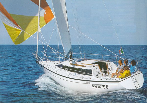 Comet 910 plus sailboat under sail