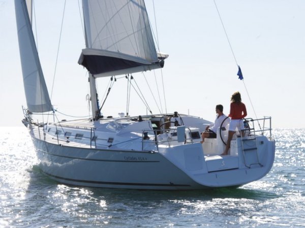 Cyclades 433 Beneteau sailboat under sail