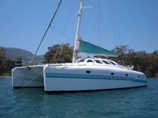 Dean 400 sailboat under sail
