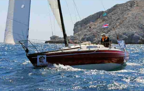 Delph 28 sailboat under sail