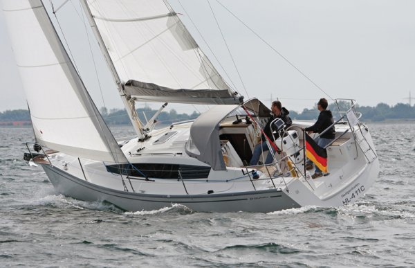 Delphia 31 sailboat under sail