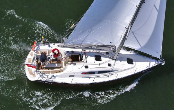 Delphia 33 sailboat under sail