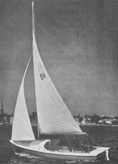 Discoverer 18 sailboat under sail