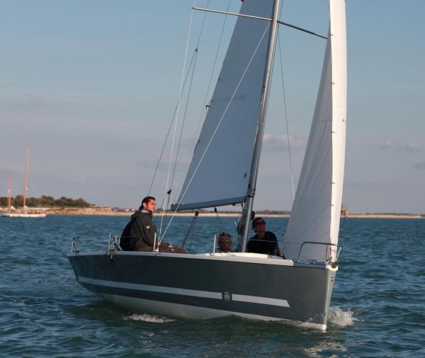 Drakkar 24 sailboat under sail