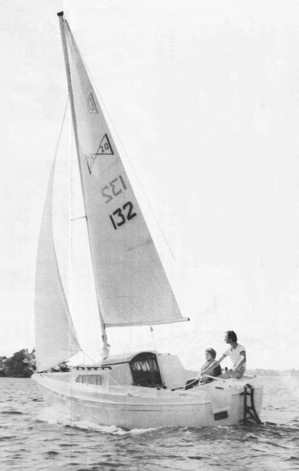 Ds 20 sailboat under sail