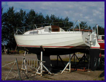 Duet 25 sailboat under sail