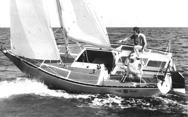 E boat everitt sailboat under sail