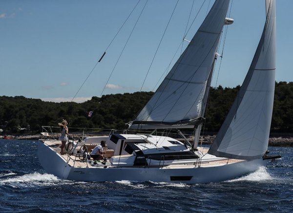 Elan gt5 sailboat under sail