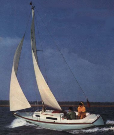 Elizabethan 23 sailboat under sail