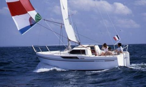 Espace 620 jeanneau sailboat under sail