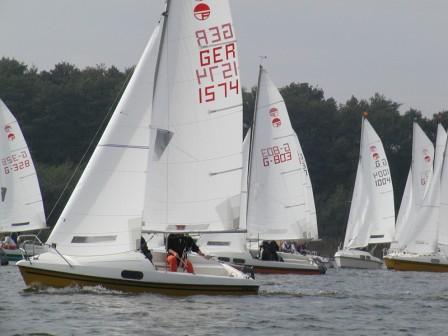 Fam sailboat under sail