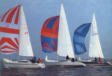 Feeling 850 sailboat under sail