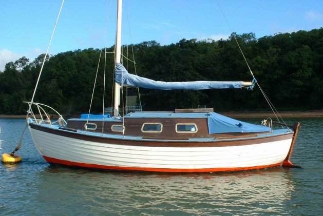 Finesse 24 sailboat under sail