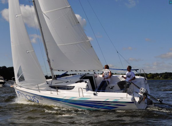 Focus 800 sailboat under sail