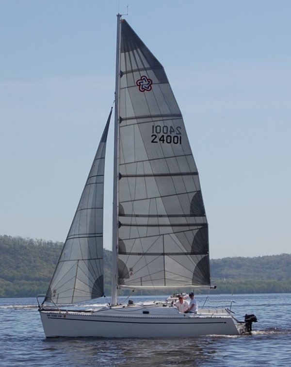 Freedom 24 tripp sailboat under sail