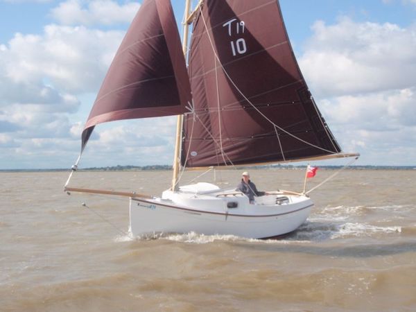 Tamarisk 19 sailboat under sail