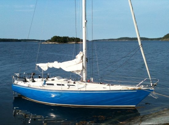 Gambler 35 sailboat under sail