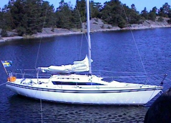 H 35 sailboat under sail