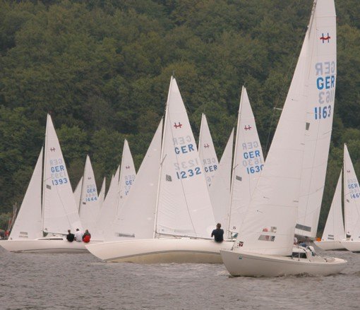 H boat sailboat under sail