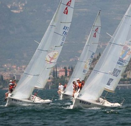 H22 sailboat under sail