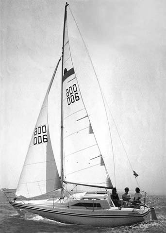 Hunter horizon 26 sailboat under sail