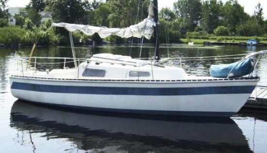 Hullmaster 22 sailboat under sail